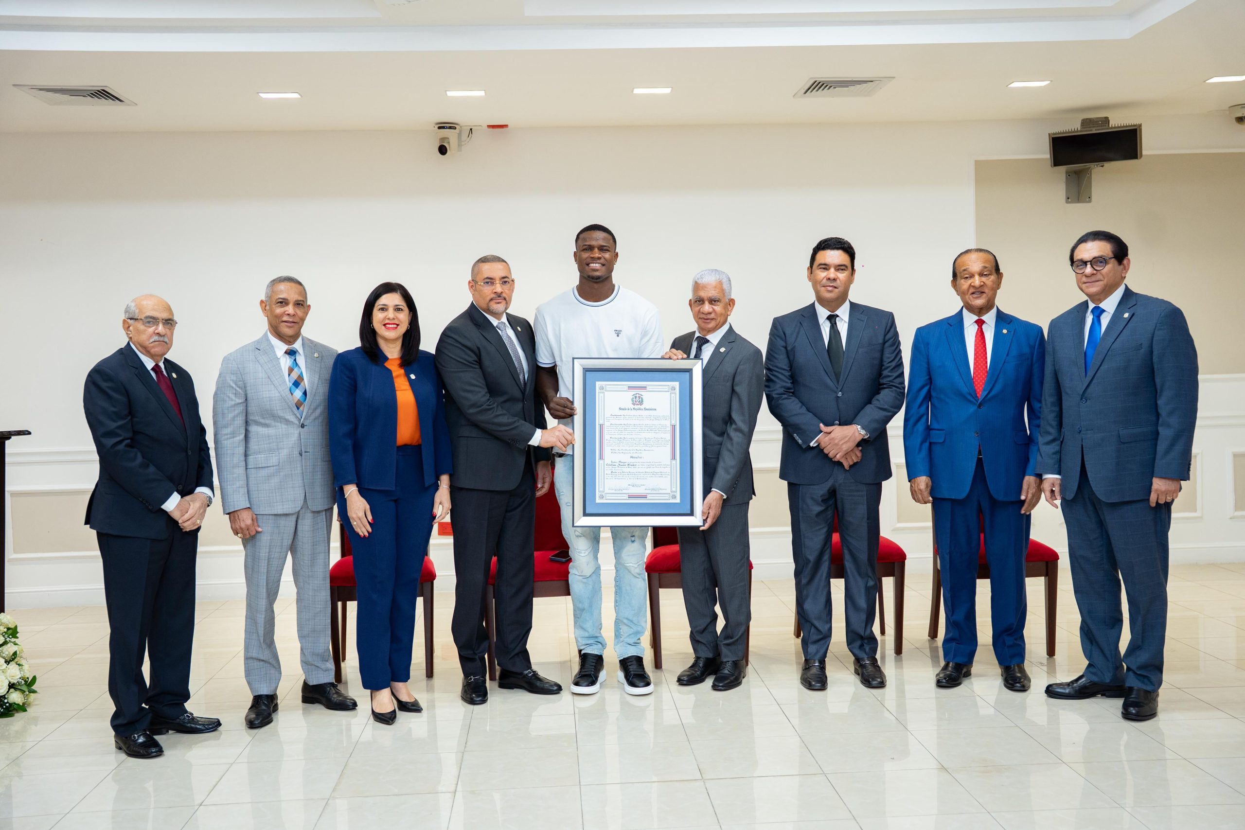 Senado exalta a Cristian Pinales por su histórica medalla olímpica