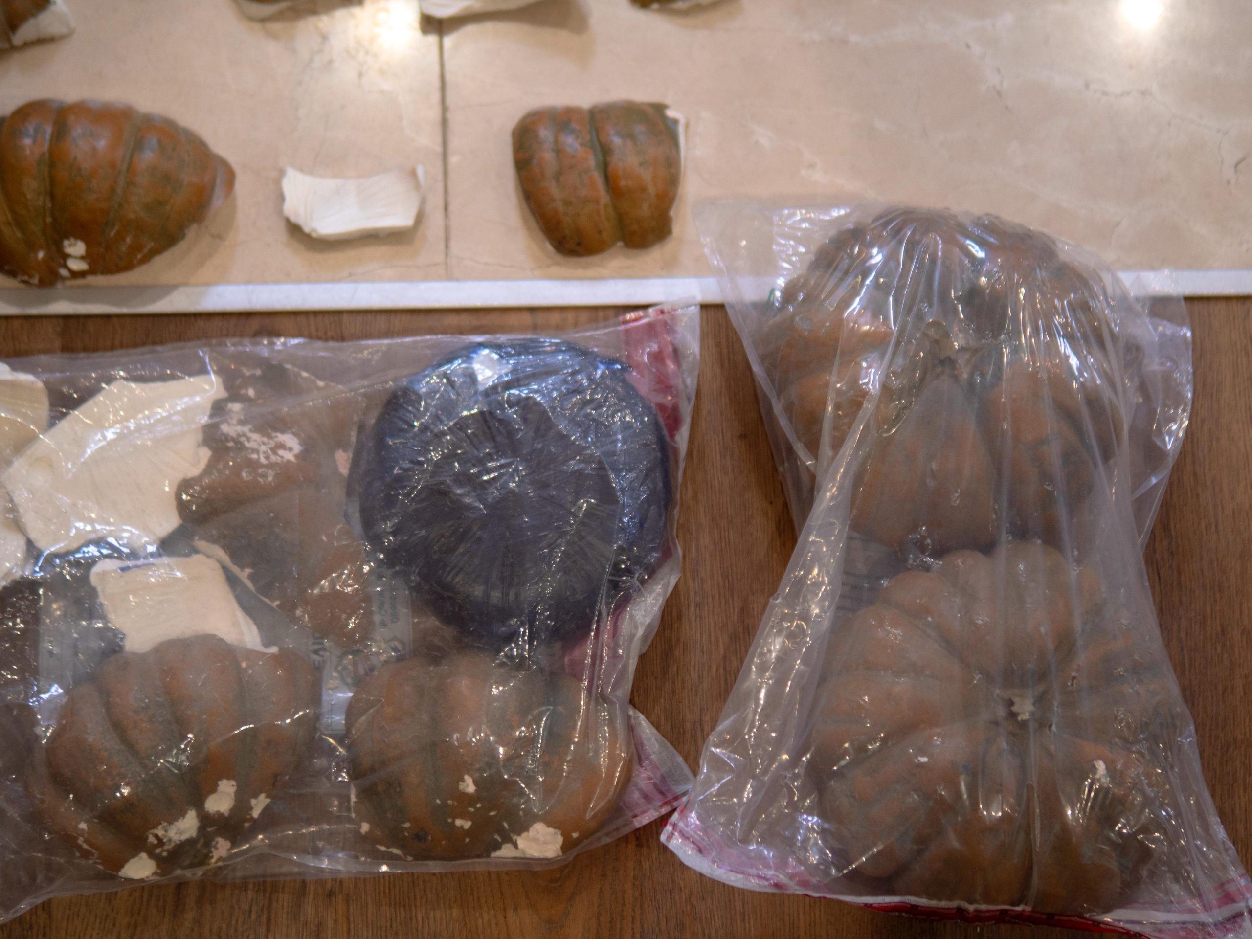 Incautan cocaína camuflada en auyamas de plástico