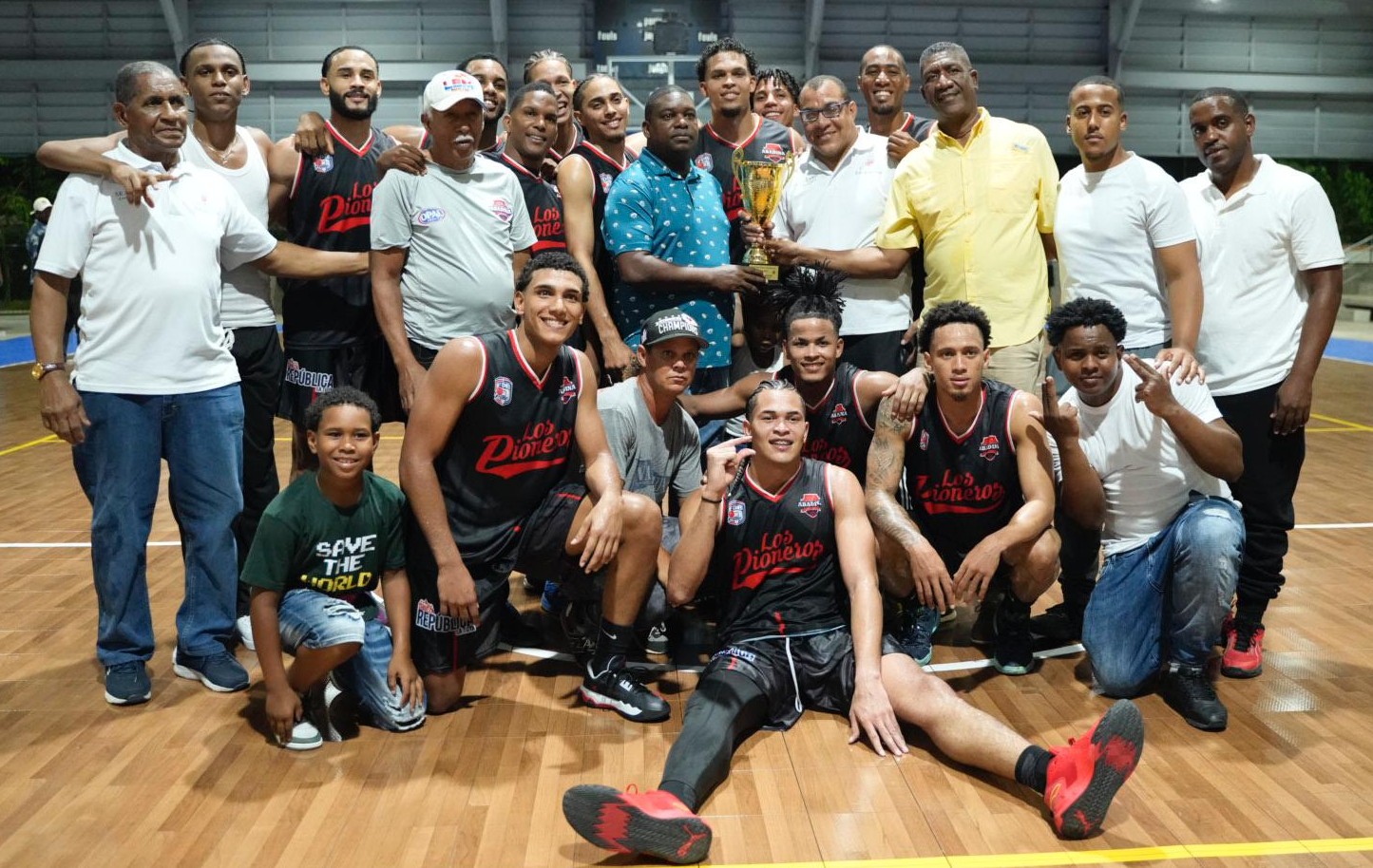 Los Pioneros arrasan y se coronan campeones del basket distrital