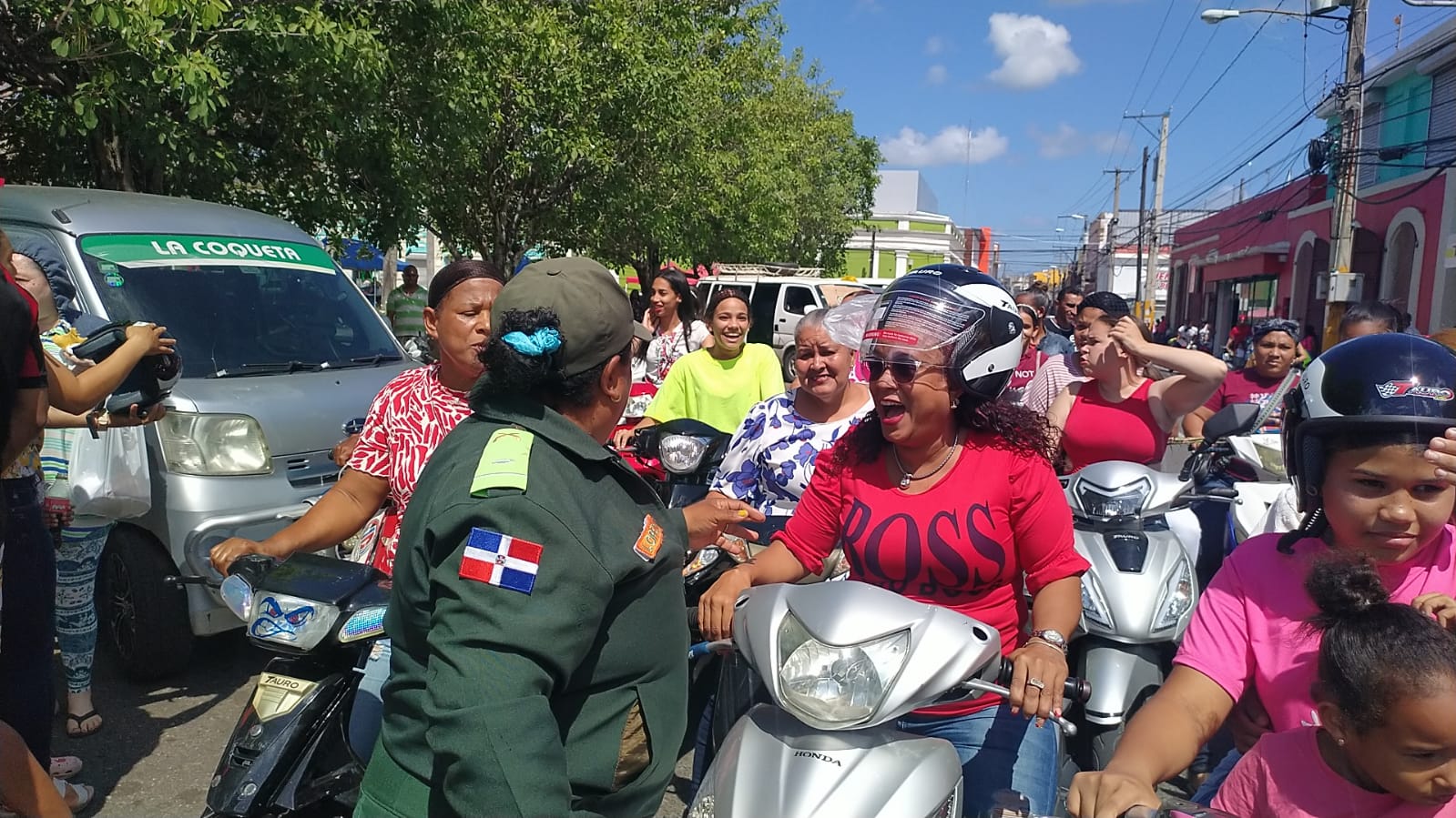 Multas por cascos: DIGESETT sorprende a madres motociclistas en La Vega