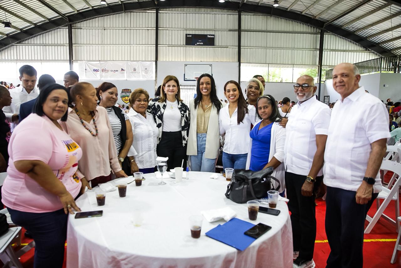Raquel Peña celebra a las madres de SDN con mensaje de unidad y esperanza