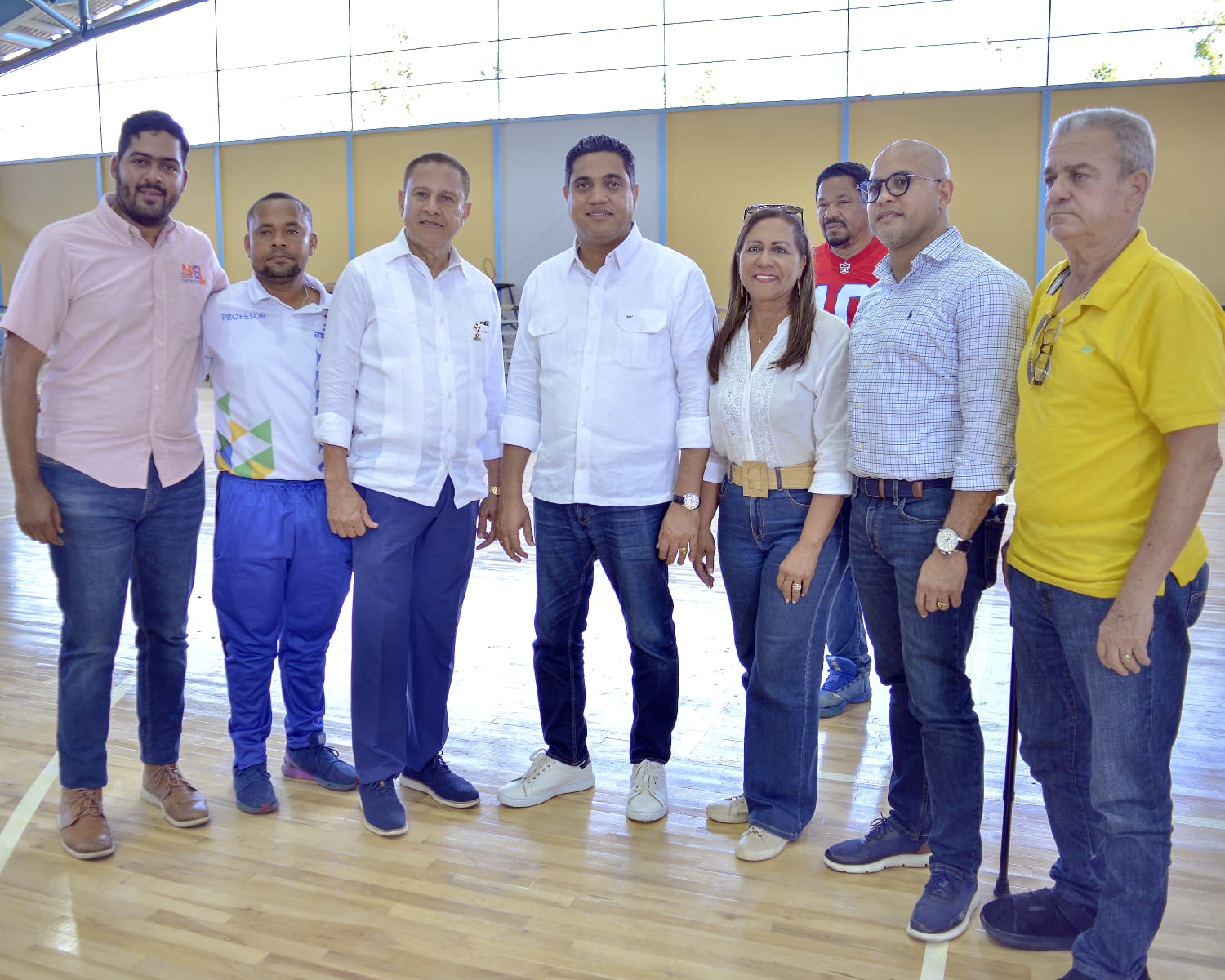Kelvin Cruz supervisa remodelación del multiuso Garibaldi Almonte en Cotuí