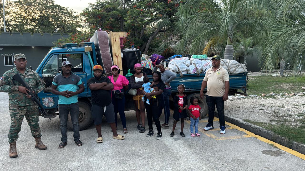 Detenidos con haitianos ocultos en camión de mudanza en Duvergé