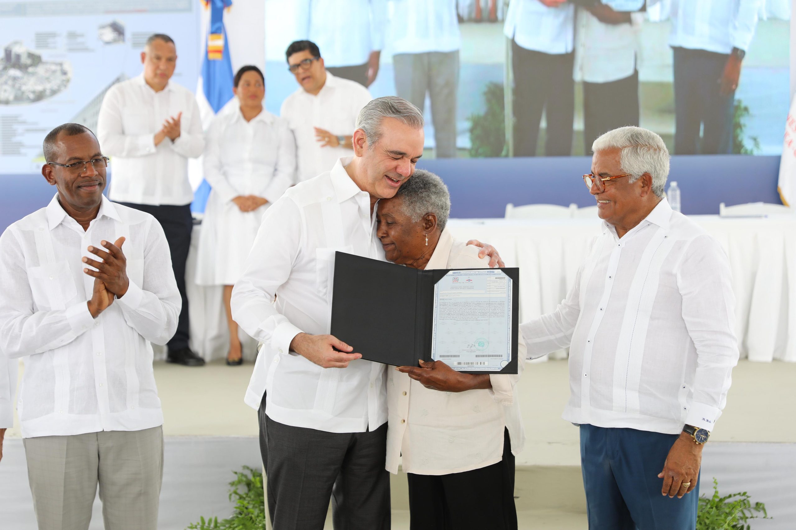 Más de 800 familias reciben títulos de propiedad en Santo Domingo