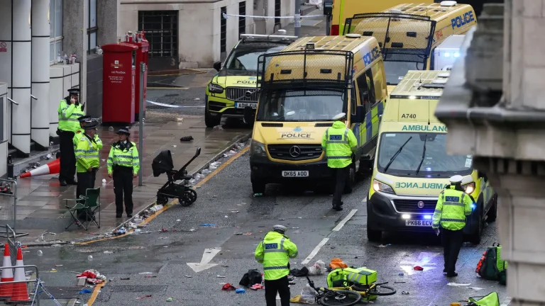 Caos en desfile del Liverpool: 27 heridos tras embestida de vehículo