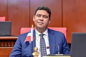 Senador propone ley para proteger a prospectos no firmados