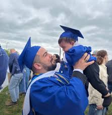 Graduado Irrumpe con un Bebé en Brazos y Desata Ovación