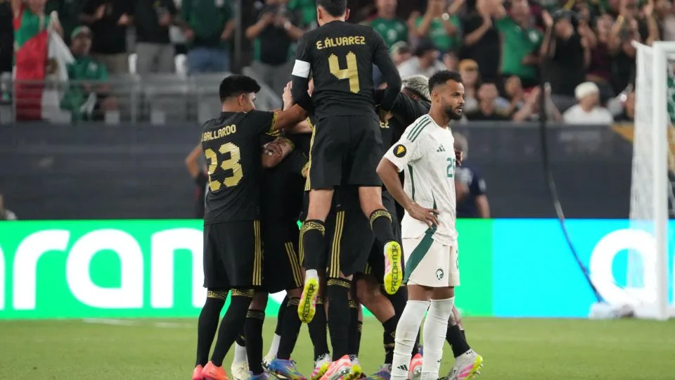 México avanza con fórmula Aguirre: 2-0 sobre Arabia y boleto a semifinal