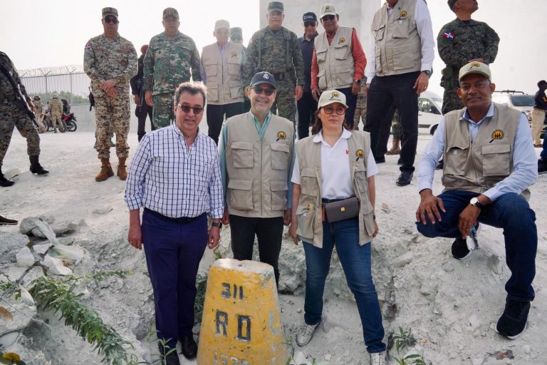 Recorren frontera para evaluar avance de verja y operativos militares