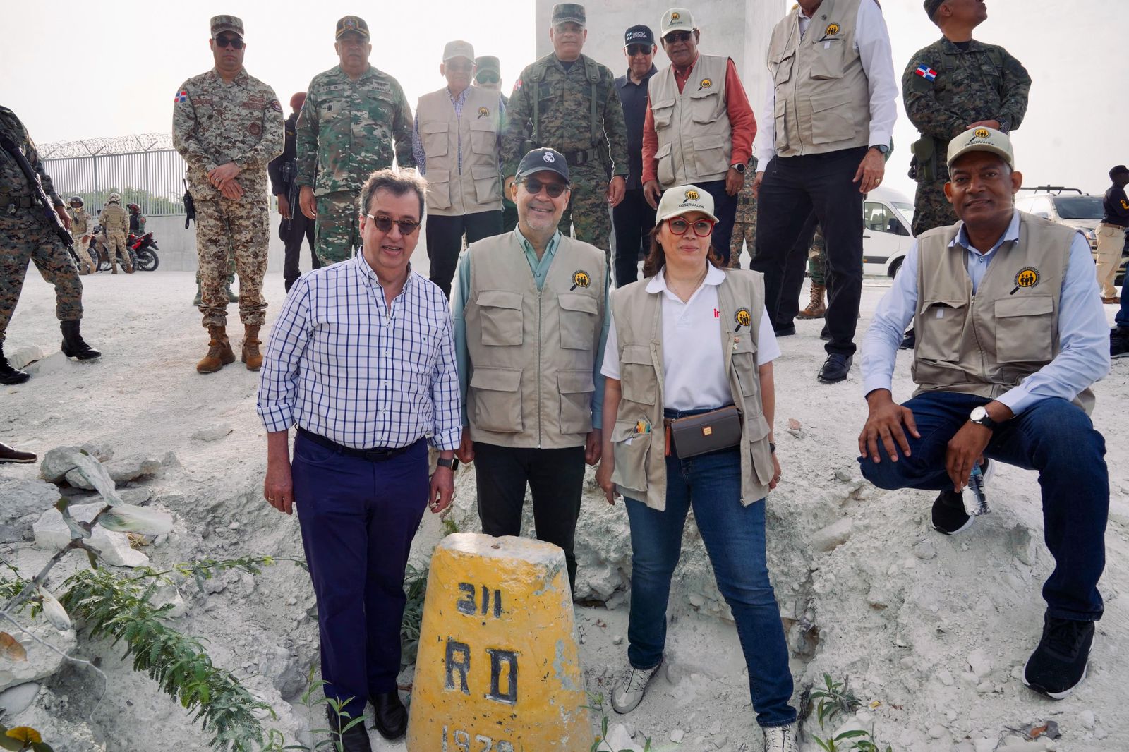 Recorren frontera para evaluar avance de verja y operativos militares