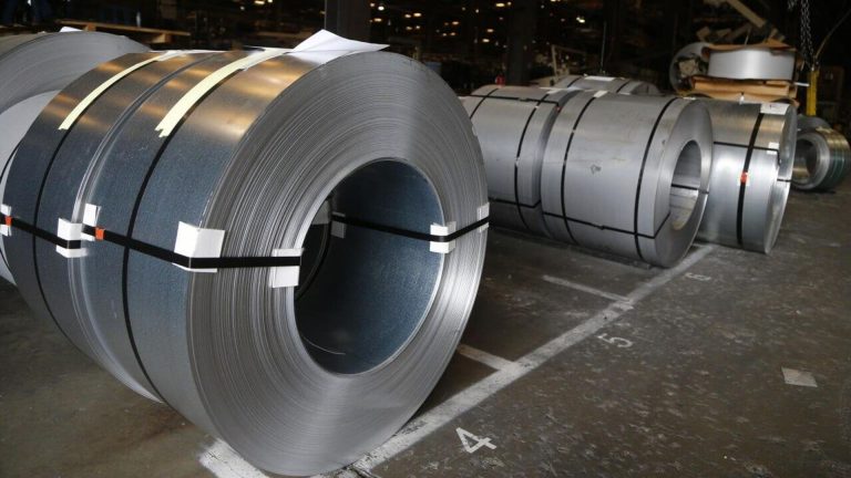 Trump duplica aranceles al acero y aluminio