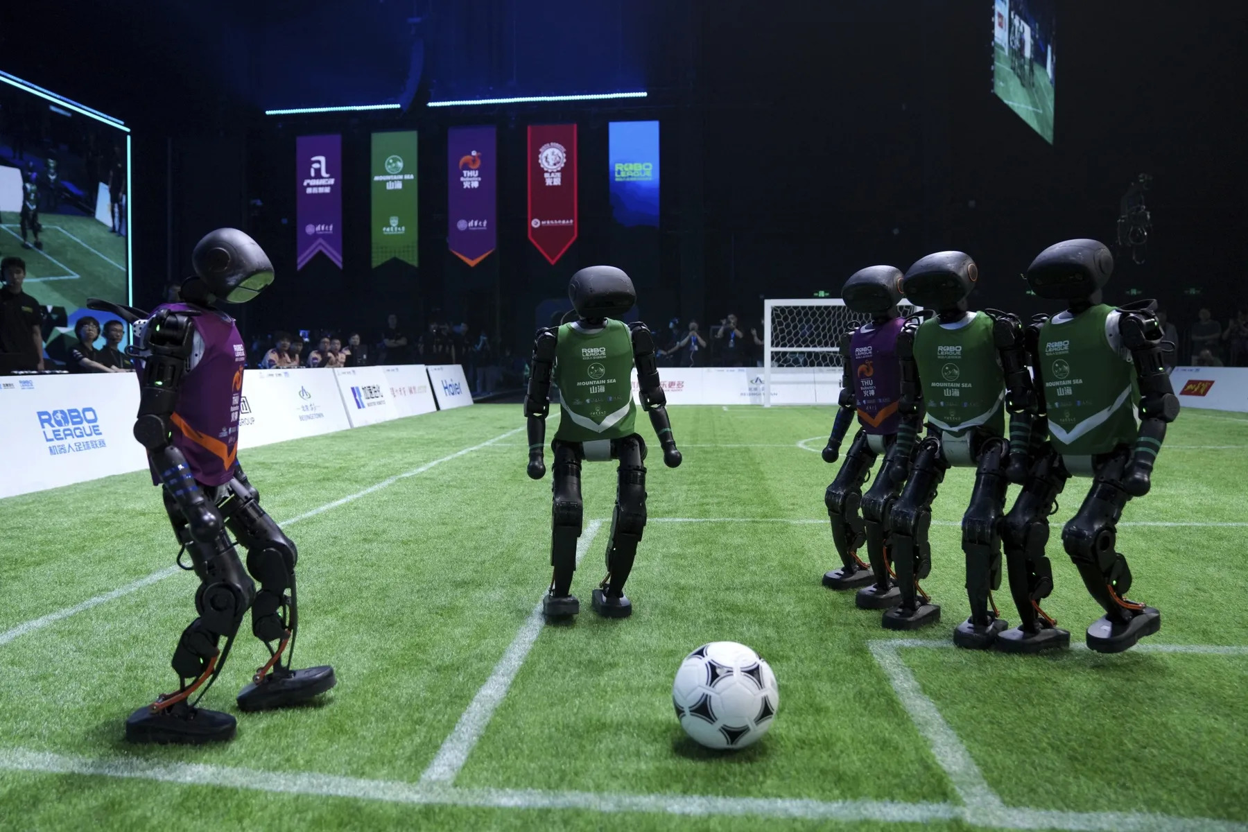 China presenta primer partido de fútbol entre robots con IA