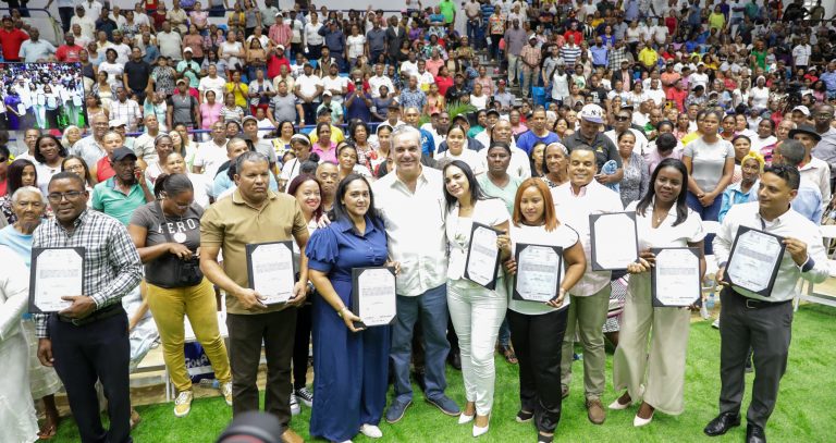 Abinader entrega más de 2,500 títulos de propiedad en La Romana