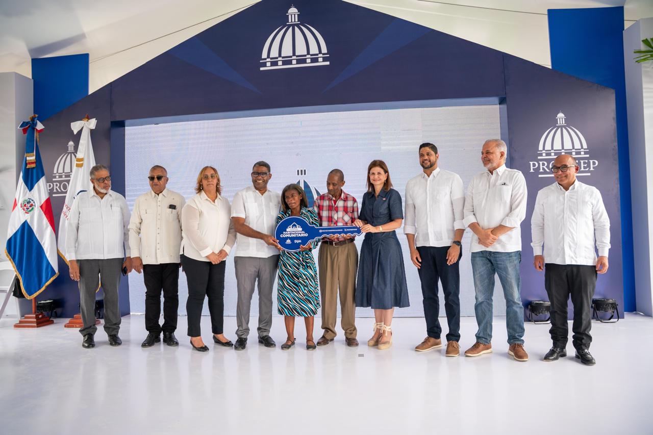 Entregan 40 nuevas viviendas a familias vulnerables en San Cristóbal