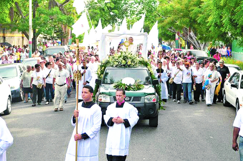 Multitud celebra el Corpus Christi en el Malecón capitalino
