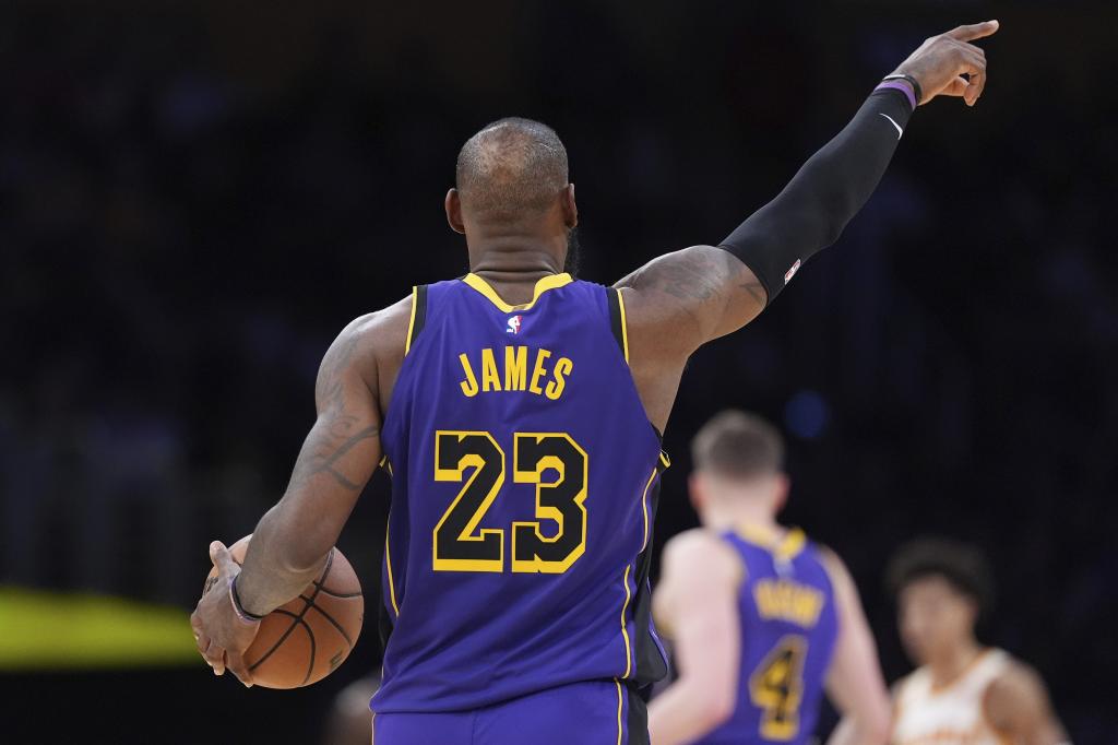 LeBron jugará su temporada 23 y rompe récord histórico en la NBA