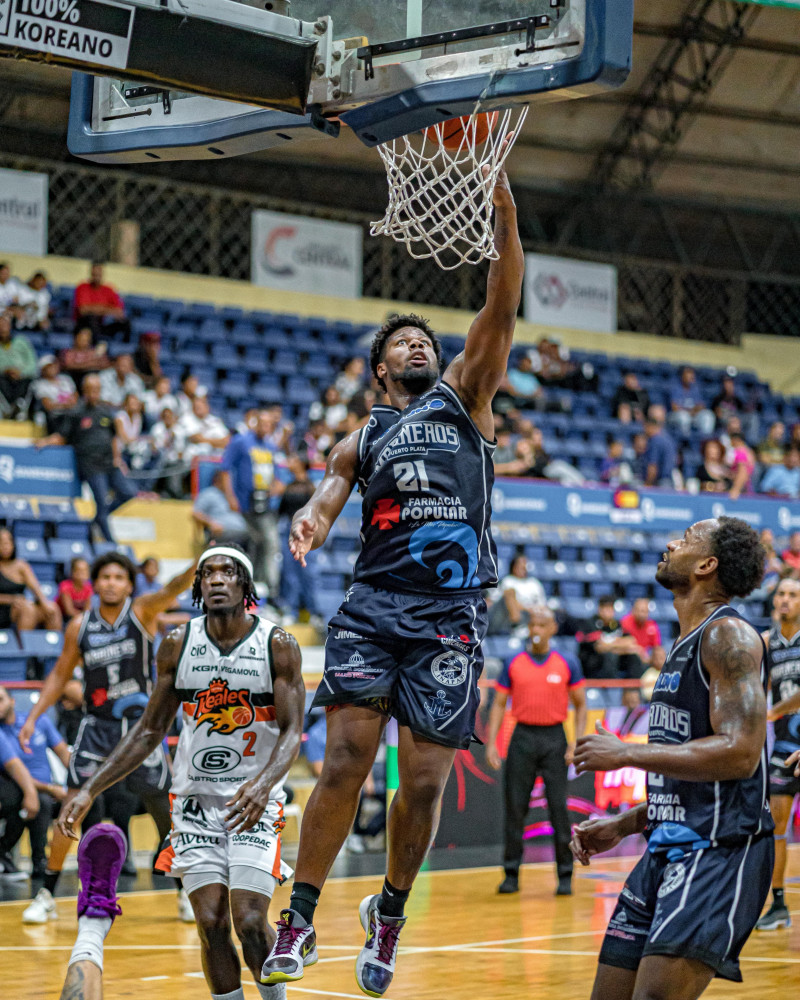 Marineros dominan a los Reales