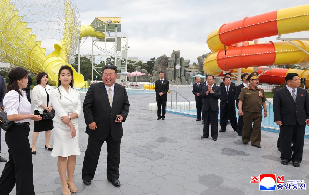 Kim Jong-un inaugura lujoso balneario “Wonsan Kalma” junto a su familia