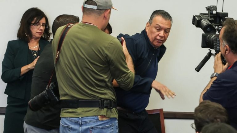 Controversia en EE.UU. por arresto del senador Alex Padilla