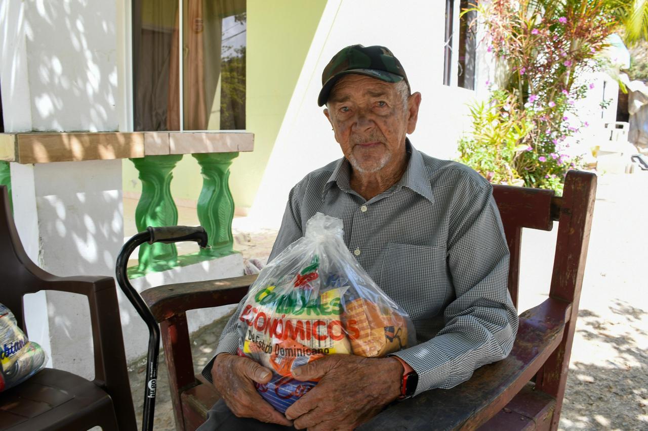Comedores Económicos lleva alimentos casa por casa en Manabao