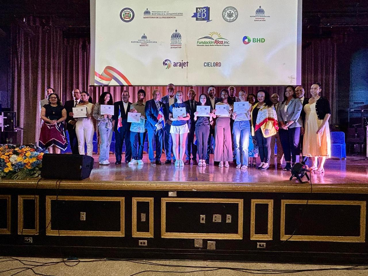 Reconocen a 30 estudiantes dominicanos destacados en Nueva York