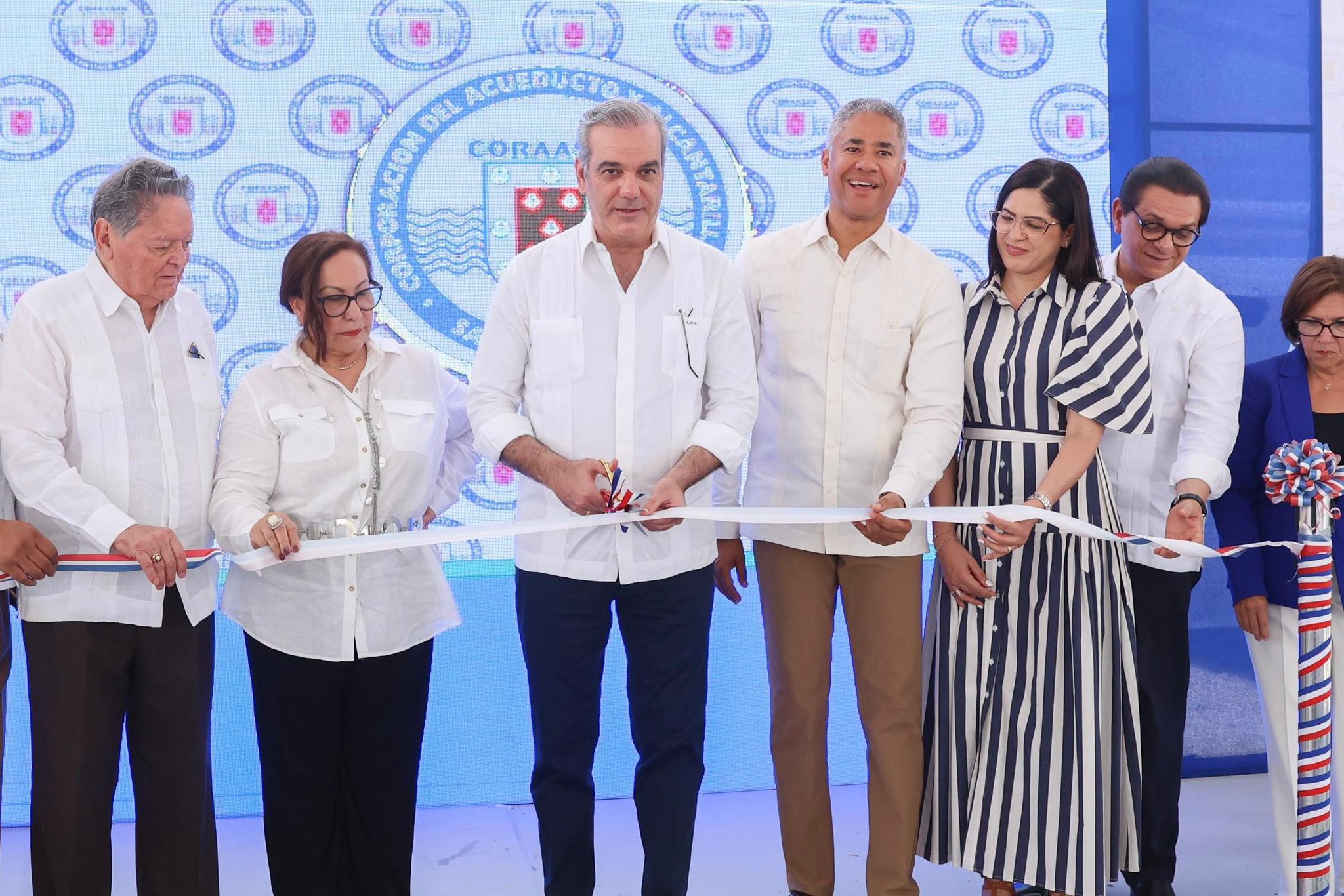 Abinader inaugura nueva línea de agua para 50 mil residentes en Santiago