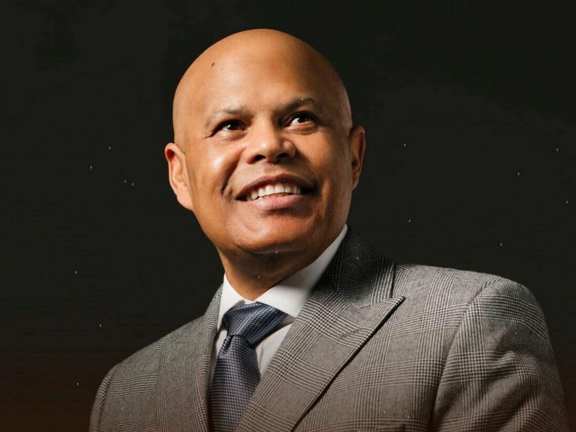 Santo Domingo, República Dominicana.– El 2025 quedará marcado en la historia del espectáculo dominicano como un año de extremos. Mientras el país celebró uno de sus mayores logros culturales con el Óscar ganado por Zoe Saldaña, la industria artística vivió uno de sus capítulos más trágicos, con la tragedia del Jet Set y la muerte de figuras emblemáticas del merengue y la bachata. La consagración internacional llegó desde Hollywood, cuando Zoe Saldaña se convirtió en la primera dominicana en ganar un premio Óscar, un hito que trascendió el cine y fue asumido como un triunfo nacional. El reconocimiento reafirmó la presencia del talento dominicano en la élite del entretenimiento mundial y se convirtió en una de las noticias culturales más celebradas del año. Sin embargo, meses después, el país entraría en duelo tras la tragedia ocurrida en la discoteca Jet Set, uno de los centros nocturnos más emblemáticos de Santo Domingo. La madrugada del 8 de abril de 2025, el colapso del techo del local, durante un concierto de merengue, provocó decenas de muertes y cientos de heridos, convirtiéndose en el hecho más devastador vinculado al espectáculo en la historia reciente del país. Entre las víctimas se encontraban figuras de alto perfil público. Rubby Pérez, considerado “la voz más alta del merengue”, murió mientras se encontraba sobre el escenario. También perdieron la vida los exbeisbolistas Octavio Dotel y Tony Blanco, así como músicos de la orquesta que participaba en la presentación y otras personalidades del ámbito social y empresarial. El suceso generó luto nacional y abrió un amplio debate sobre la seguridad en los espacios de entretenimiento. El merengue, ritmo insignia de la identidad dominicana, vivió así uno de sus años más difíciles. A la muerte de Rubby Pérez se sumaron las pérdidas de Diómedes Núñez, líder del Grupo Mío y respetado músico del género, y de Henry Hierro, destacado instrumentista y arreglista. Las despedidas provocaron homenajes y reflexiones sobre la preservación del legado de quienes dieron forma al sonido del país. La bachata tampoco estuvo exenta del luto. El fallecimiento de Félix Cumbé, artista que dejó huellas tanto en el merengue como en la bachata, fue una de las pérdidas más sentidas del género. Su partida recordó el largo recorrido de una música que pasó de la marginación al reconocimiento internacional. Así, el 2025 cerró como un año que combinó orgullo y dolor para el espectáculo dominicano. La estatuilla de Zoe Saldaña elevó la bandera nacional en el mundo, mientras la tragedia del Jet Set y la muerte de figuras históricas dejaron una marca imborrable en la cultura popular del país. Un año que será recordado no solo por sus logros, sino por las ausencias que dejó en la música y en la memoria colectiva.