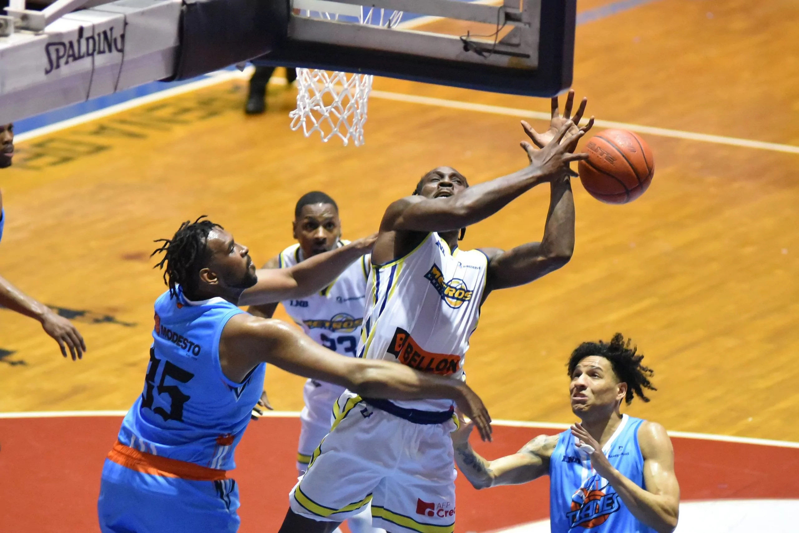 Metros frenan a Titanes en la Súper Liga