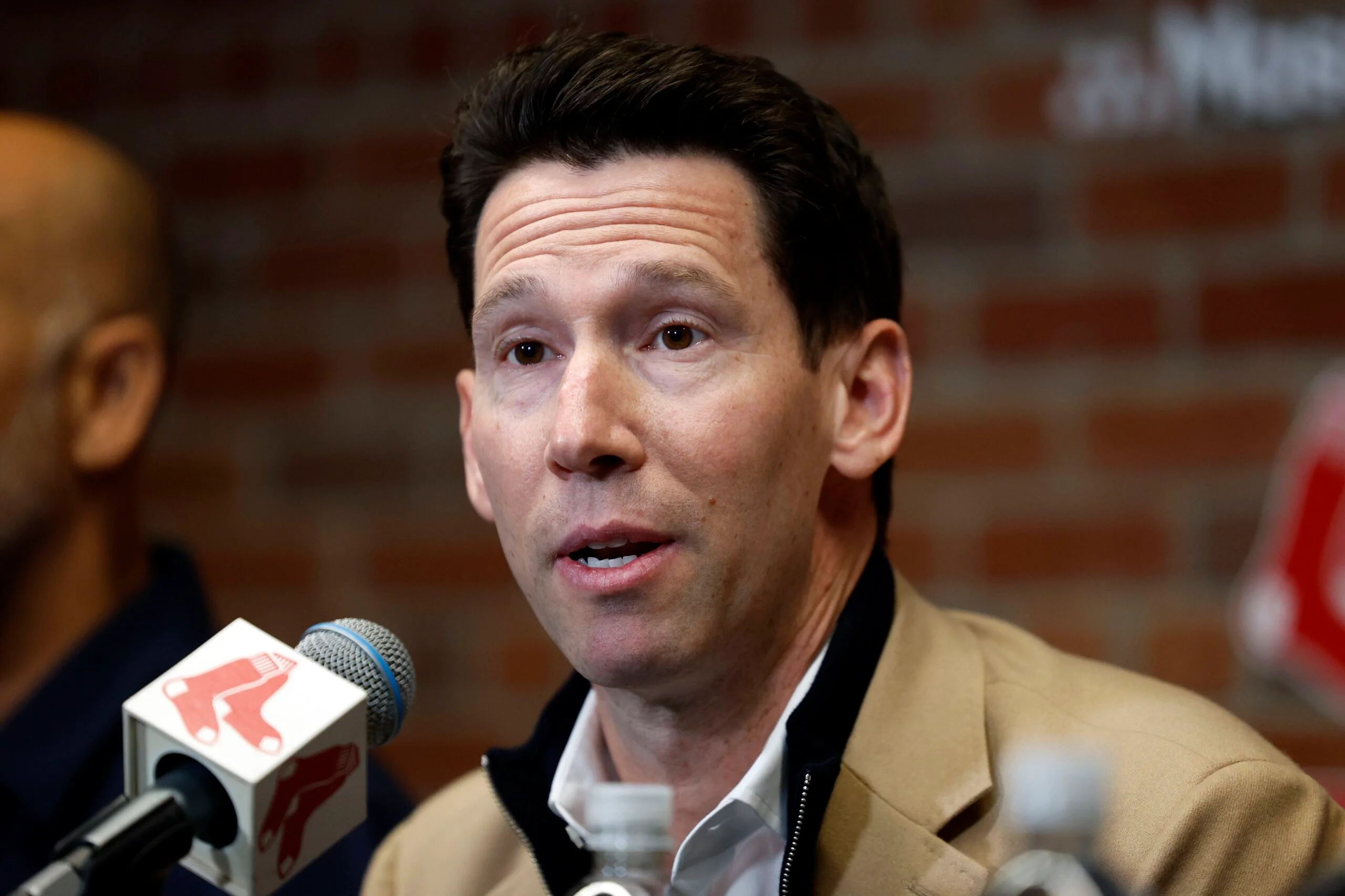 Craig Breslow defiende traspaso de Devers y apuesta al futuro