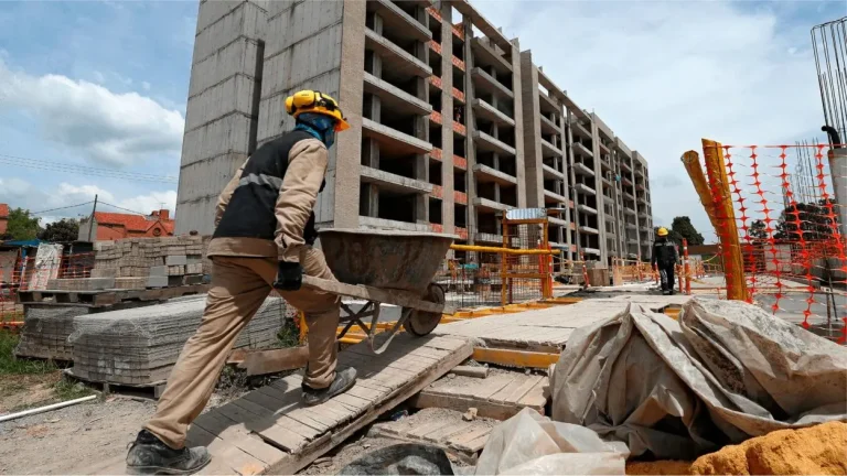 Constructores rechazan alza en tarifas del Mived