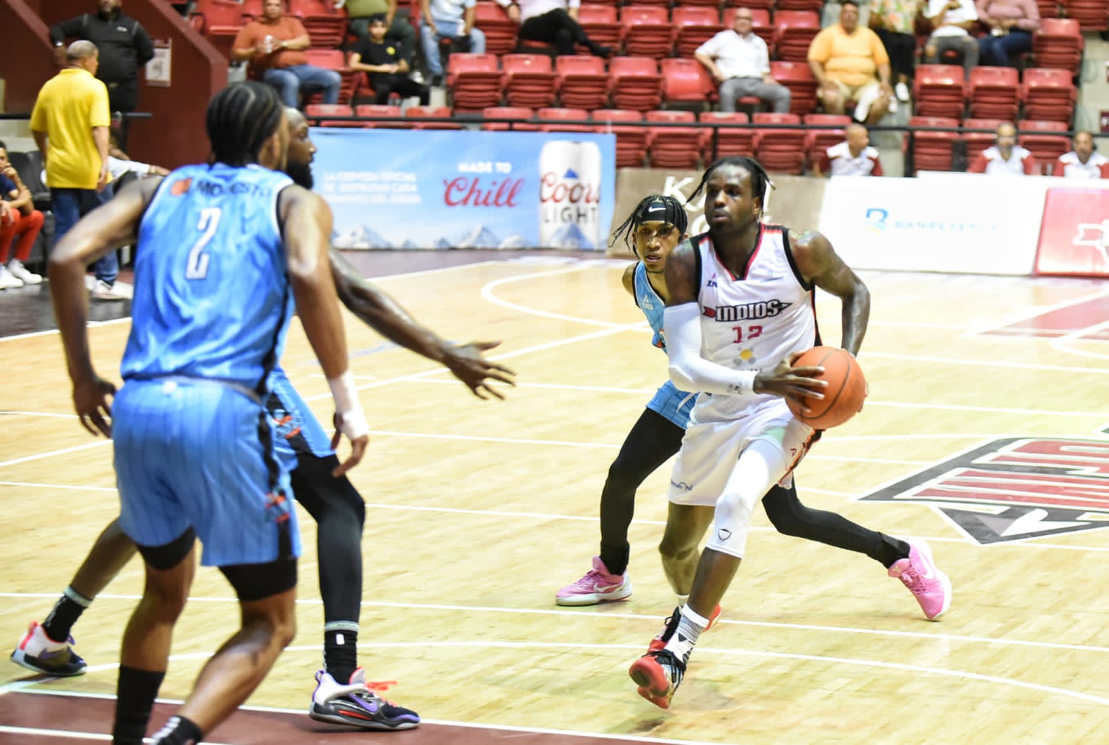 Indios se imponen con defensa y bloqueos ante Titanes