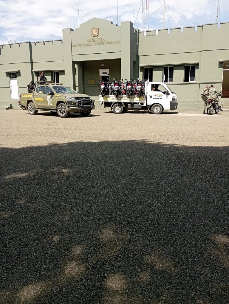 Detienen camión con motocicletas rumbo ilegal a Haití