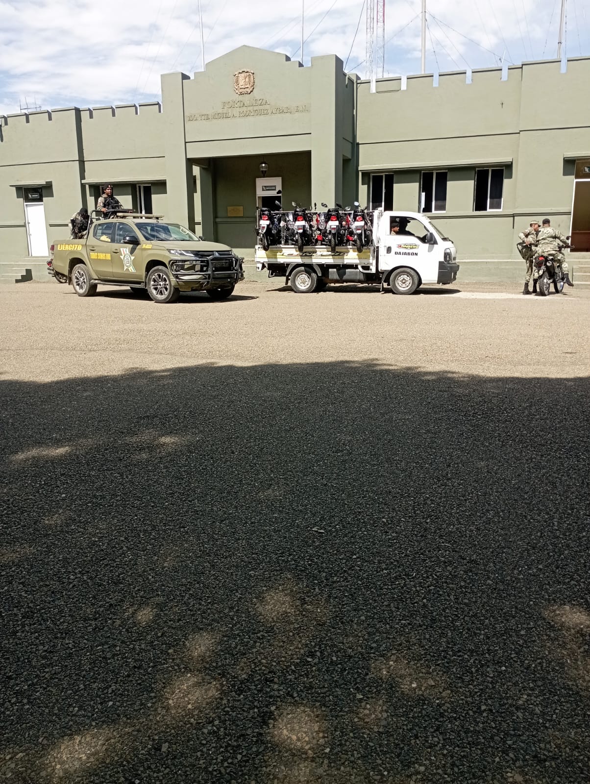 Detienen camión con motocicletas rumbo ilegal a Haití