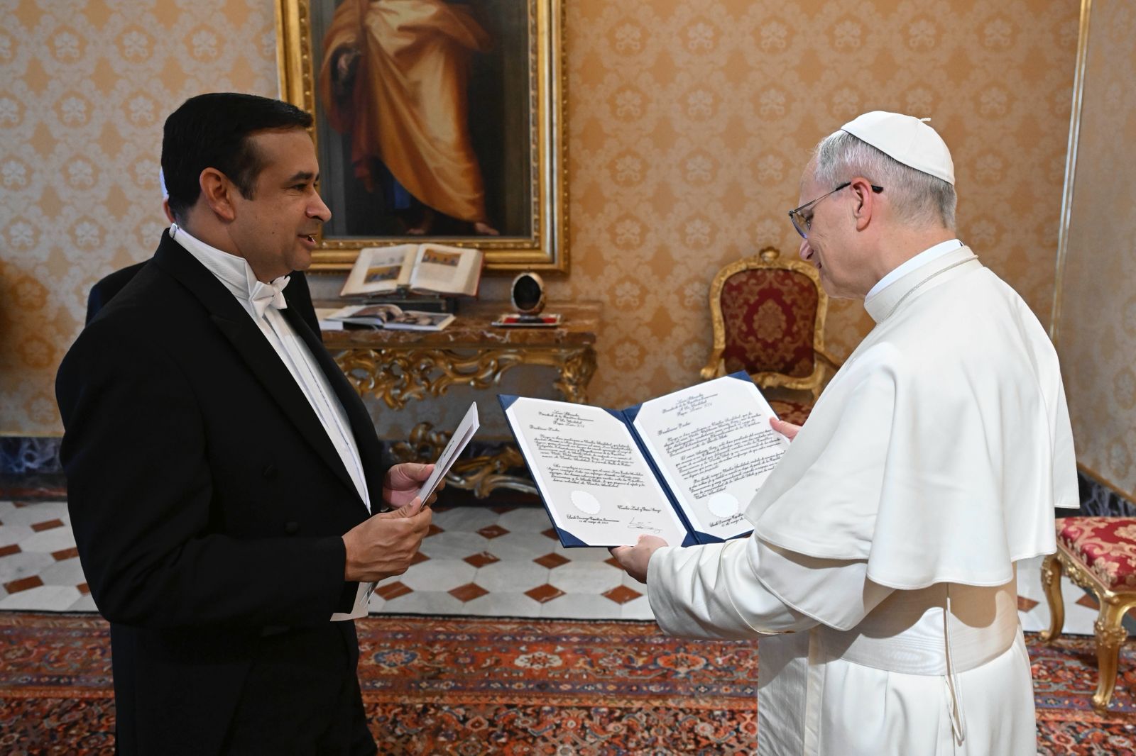 Embajador dominicano presenta credenciales ante el Papa León XIV
