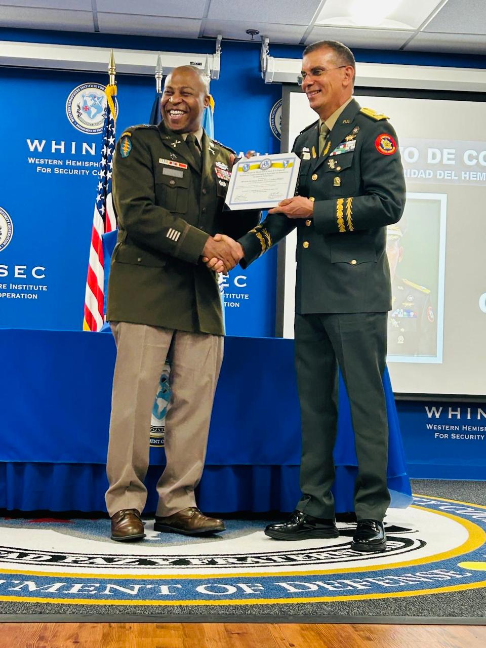Mayor General Camino recibe reconocimiento internacional en EE.UU.