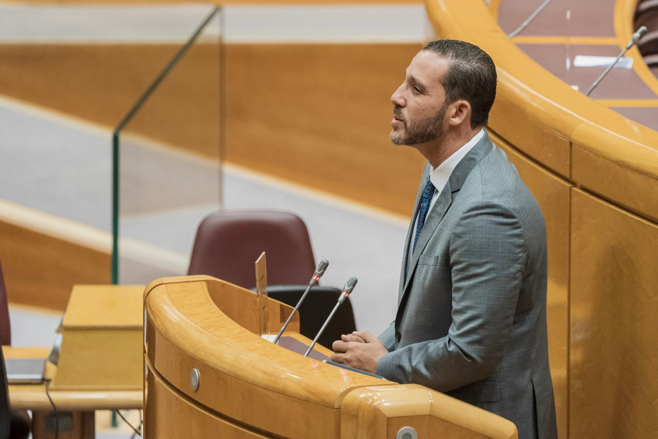 Joel Díaz es reconocido en el Senado de España por su trayectoria a favor de la juventud