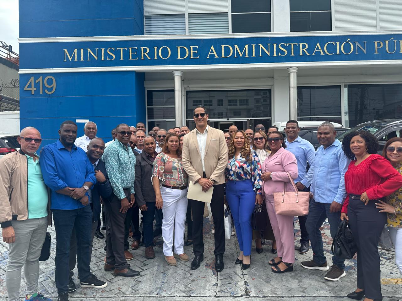 Exdirectores del Minerd denuncian degradación salarial y exigen justicia laboral