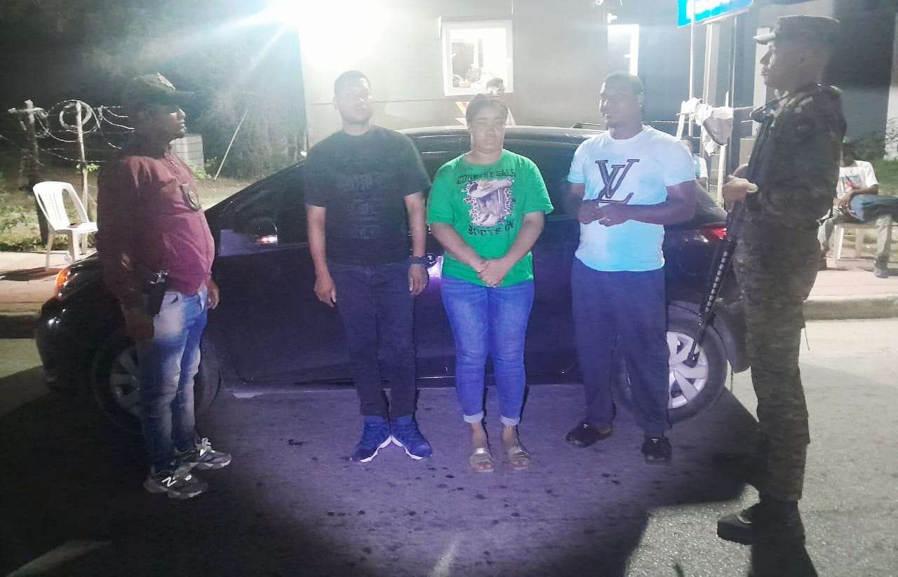 Detienen a raso de la FARD por transportar haitiana indocumentada en baúl de vehículo