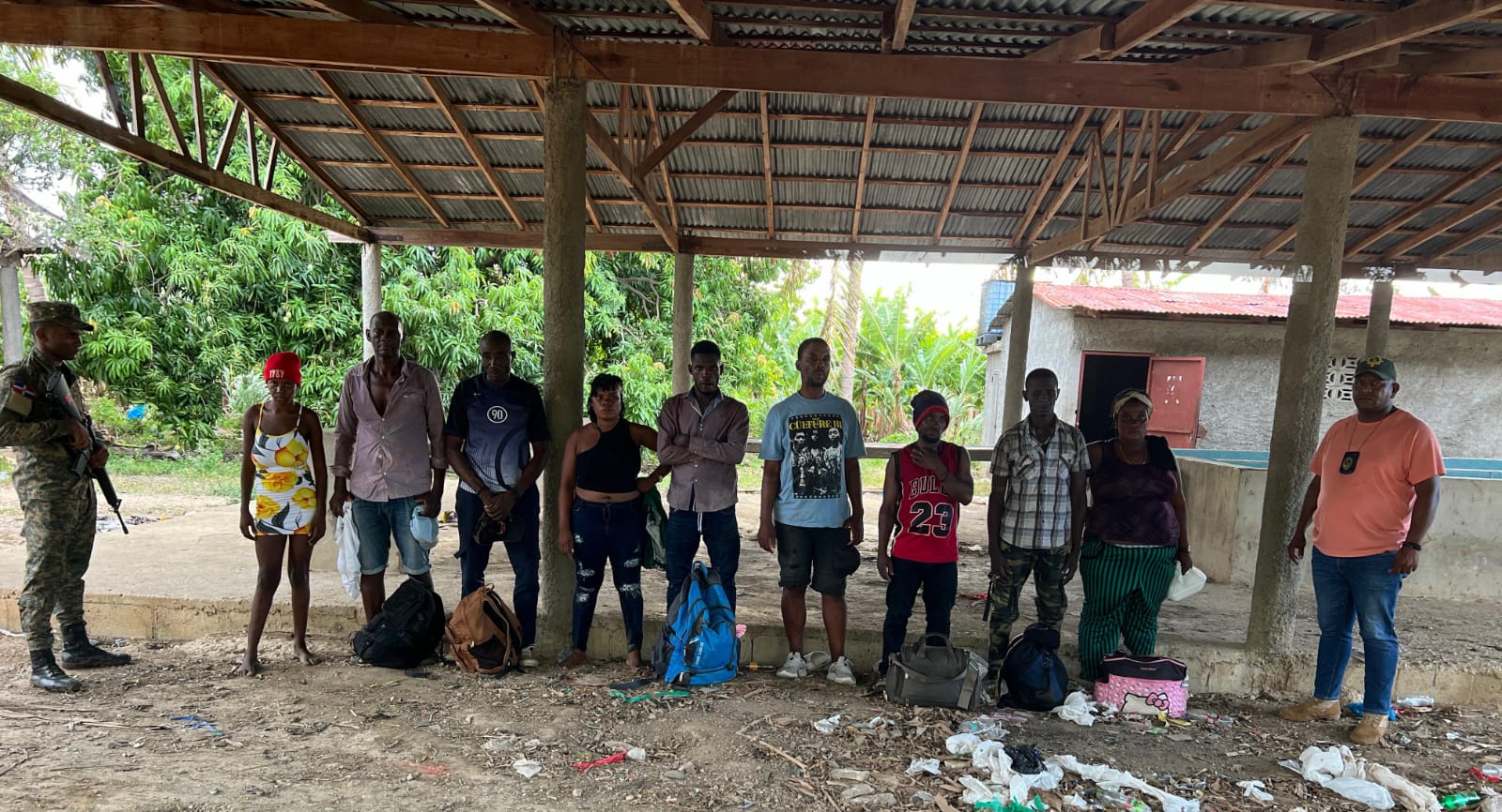Detienen a 9 haitianos indocumentados ocultos en lavadero de guineos en Montecristi