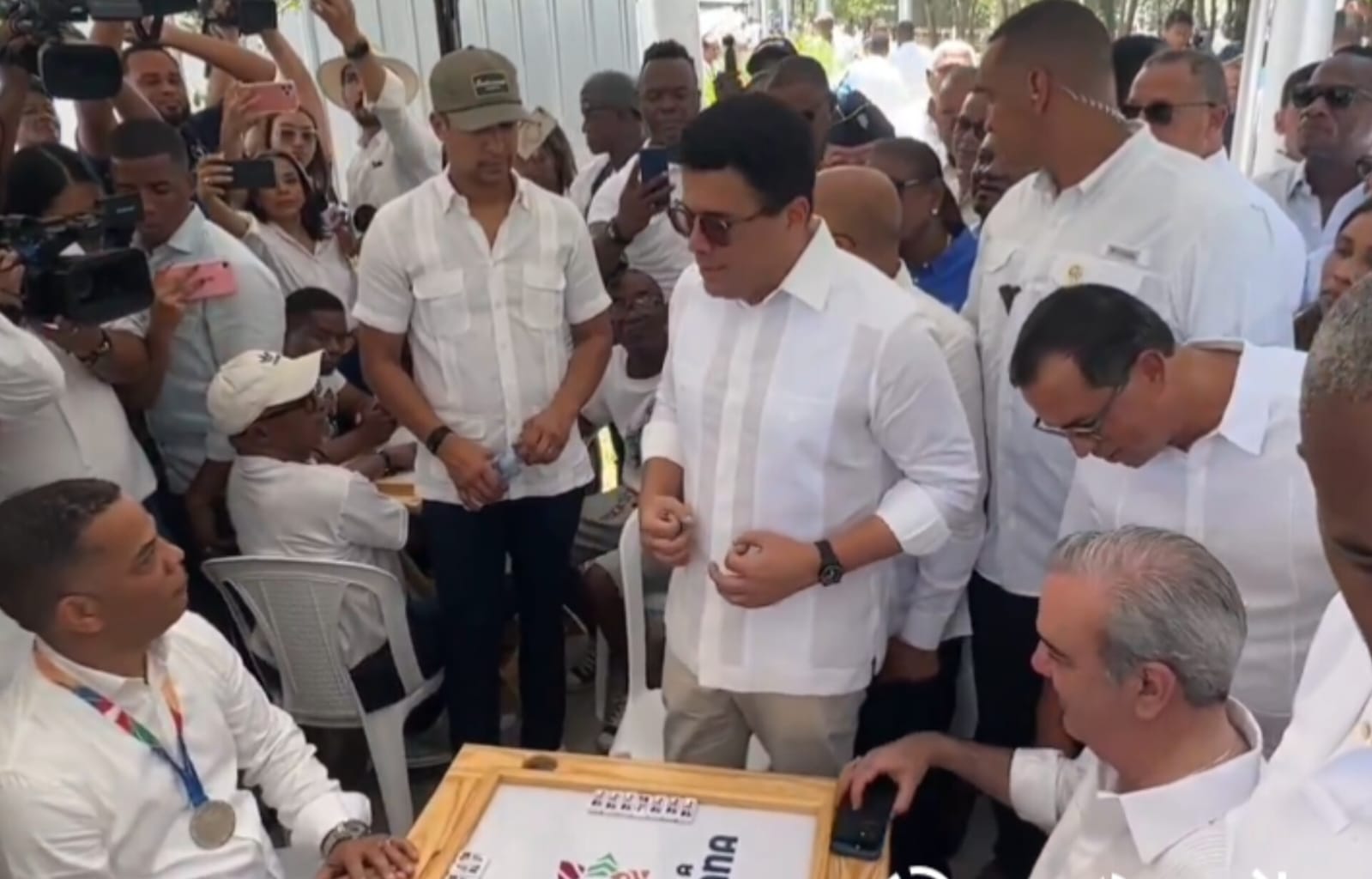 Abinader da el saque de honor en torneo de dominó en el nuevo malecón de Haina