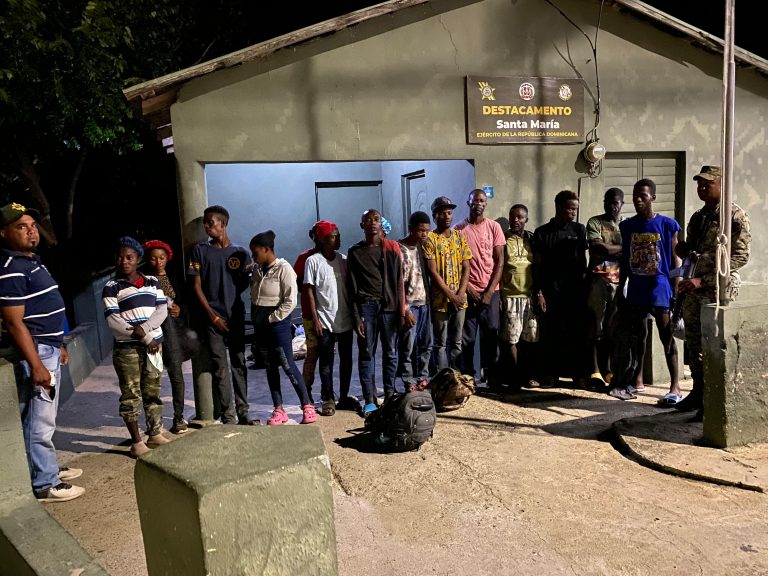 Ejército detiene a 52 haitianos indocumentados en operativos fronterizos