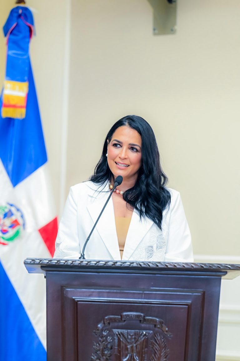 Senado rinde homenaje a Celinés Toribio por sus más de 30 años de trayectoria