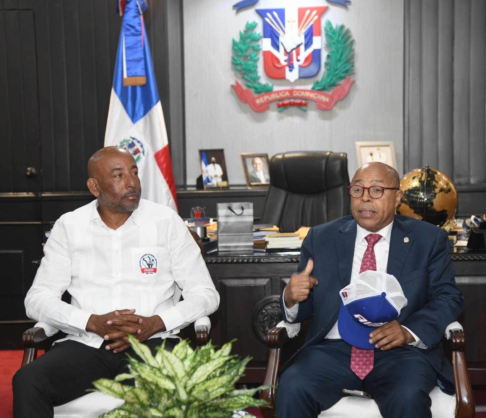 AIBI visita al presidente Alfredo Pacheco para promover protección del niño atleta