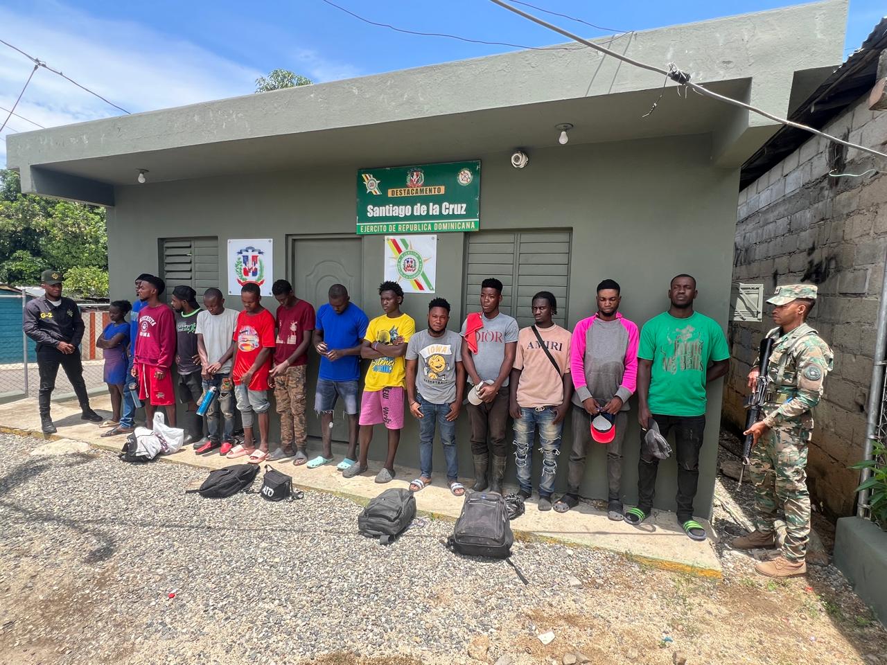 Ejército detiene a 52 haitianos indocumentados en operativos simultáneos