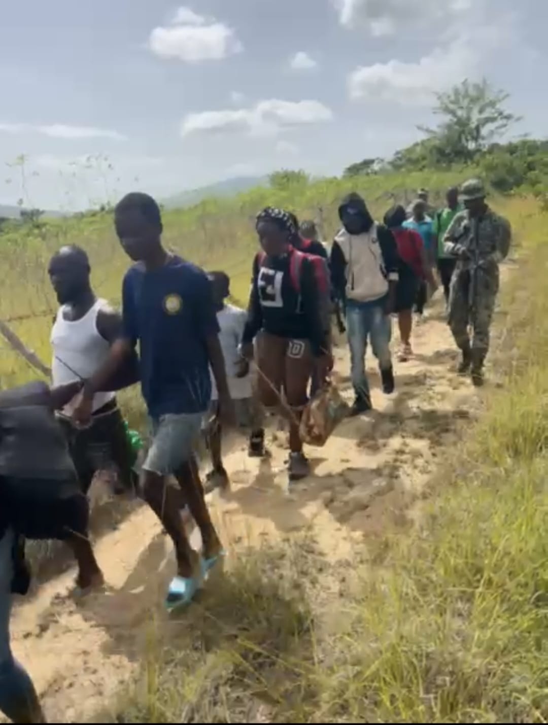 Ejército detiene a 15 haitianos ilegales y a su guía dominicano en Dajabón