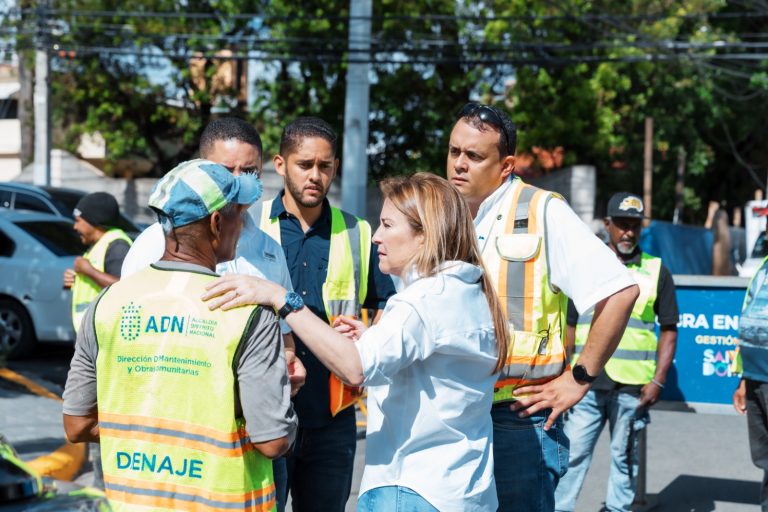 Carolina Mejía lidera jornada de limpieza y llama a cuidar Santo Domingo