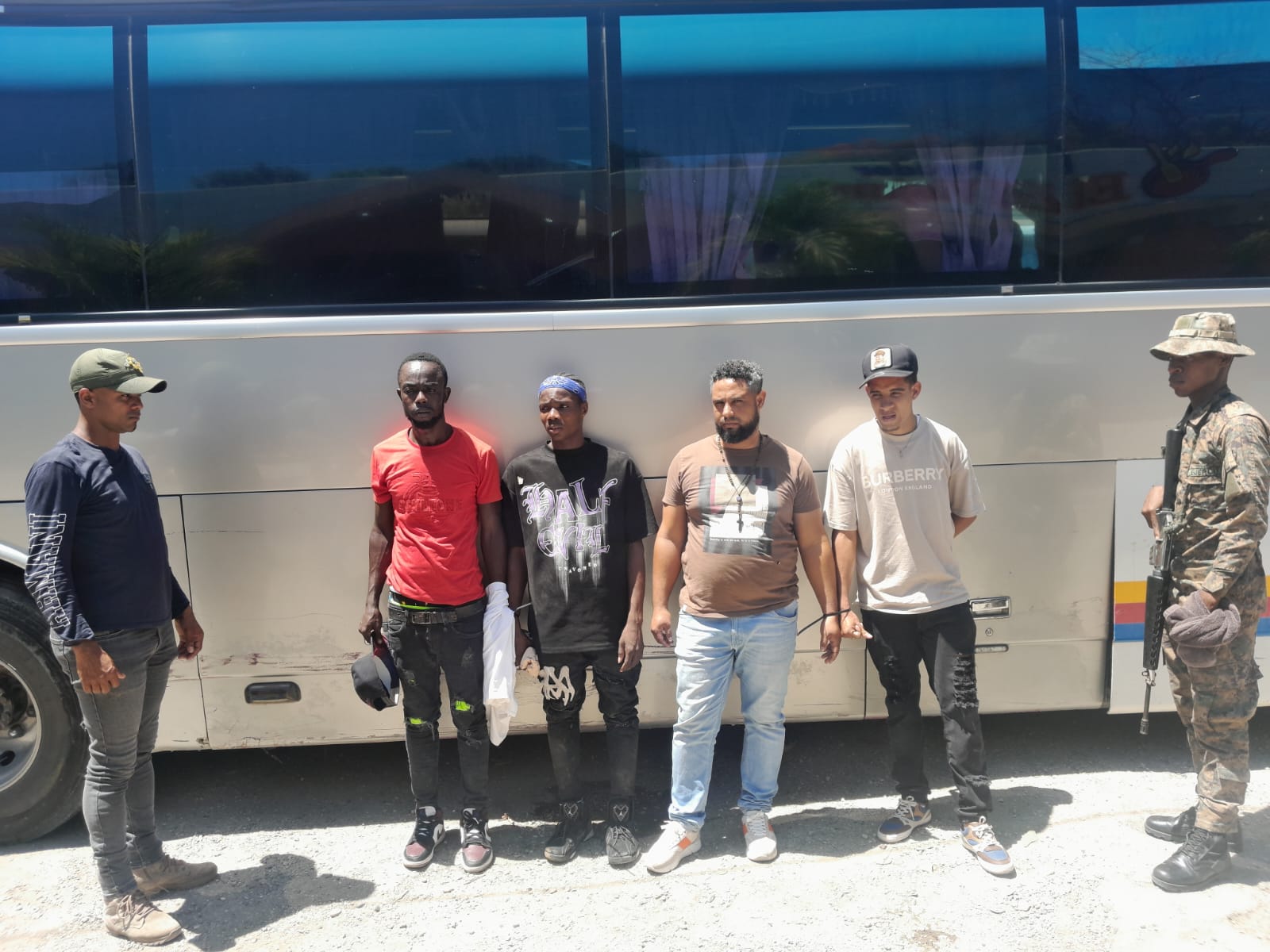 Detienen chofer y cobrador por ocultar haitianos indocumentados en autobús