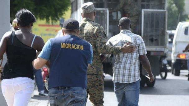 Jesuitas piden regularizar a haitianos y detener deportaciones masivas