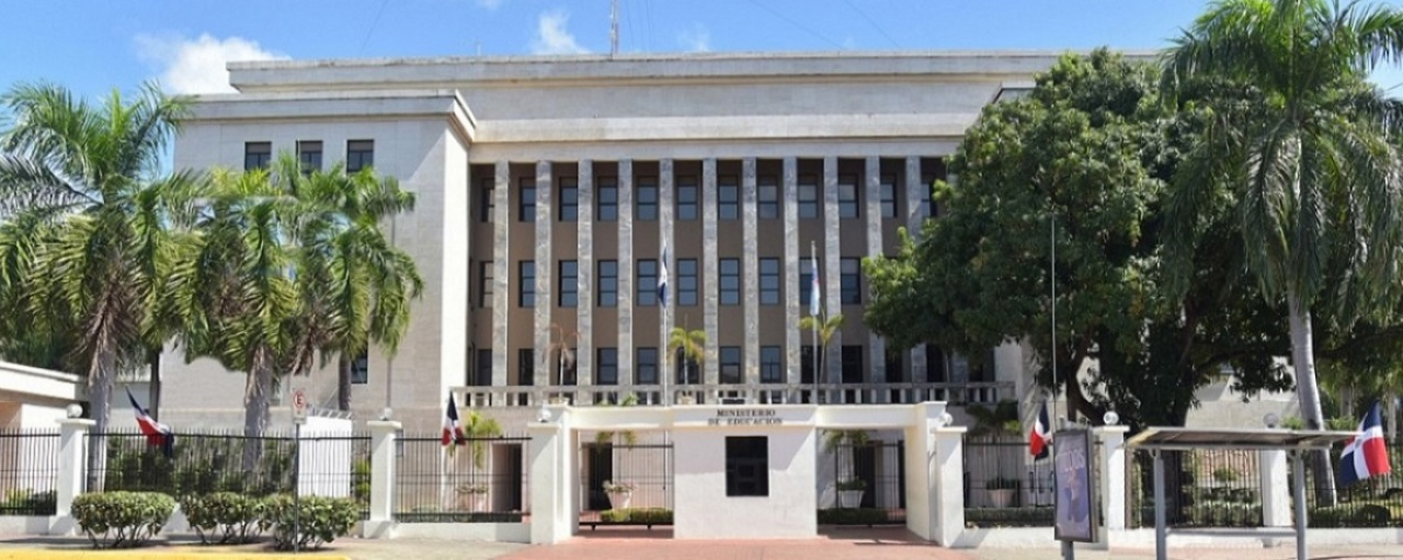 Educación activa plan de viviendas y refuerza enfoque integral para maestros y estudiantes