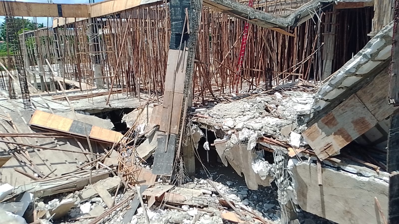 MIVED investiga colapso parcial de plaza comercial en Santiago